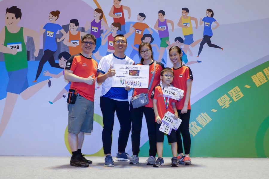 信興集團市務統籌處助理總經理梁家裕先生(左二)主持幸運大抽獎，頭獎幸運兒獲贈Panasonic 55吋4K OLED智能電視，價值港幣$21,900。